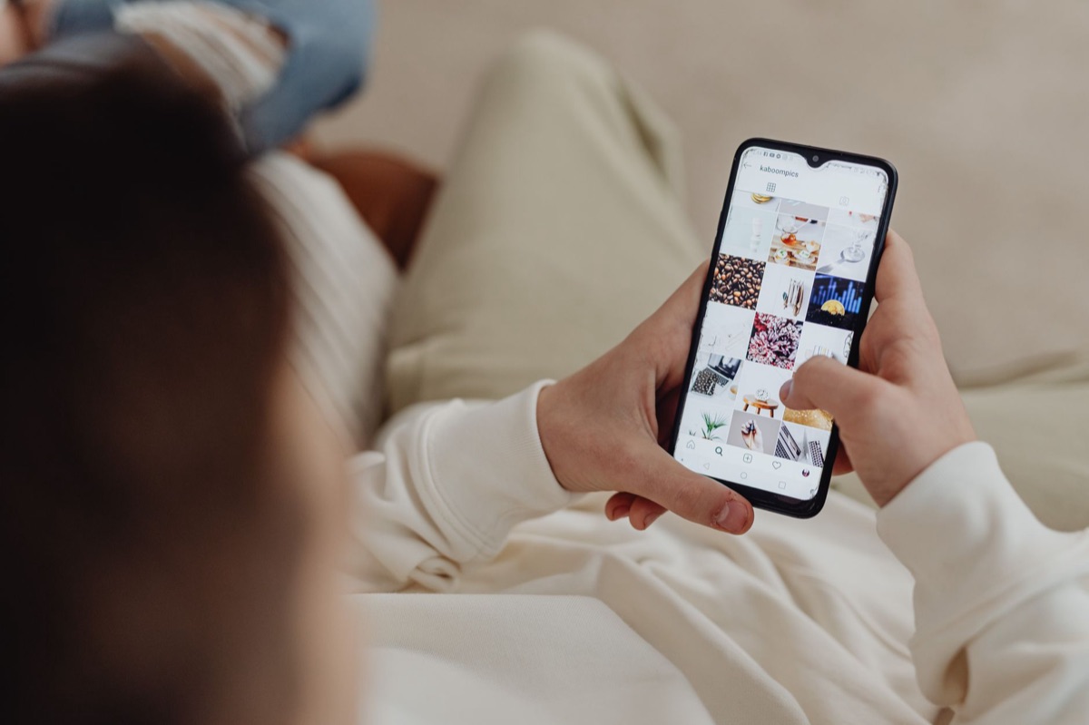 Smartphone mit flüssigen Videoinhalten für soziale Medien