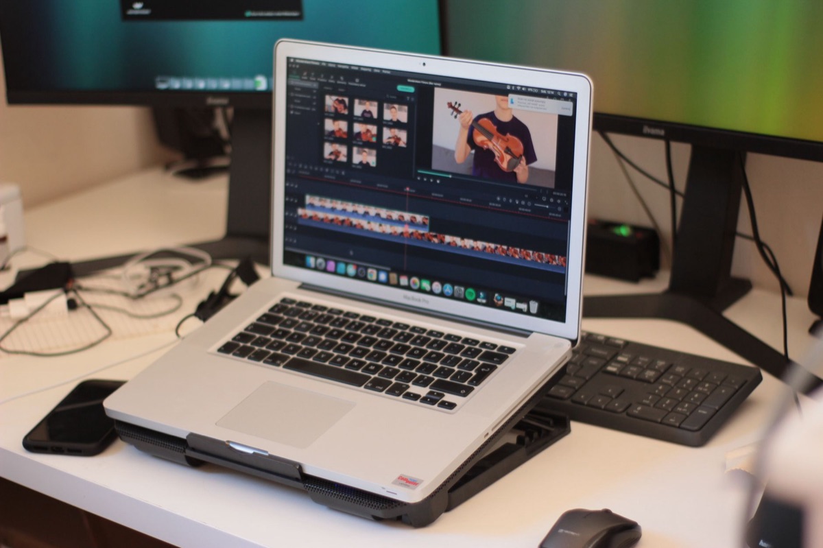 Interfaz de software de edición de vídeo digital profesional.