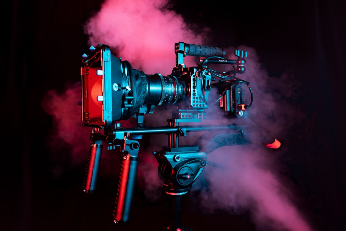 Primer plano detallado de un objetivo de cámara cinematográfica.