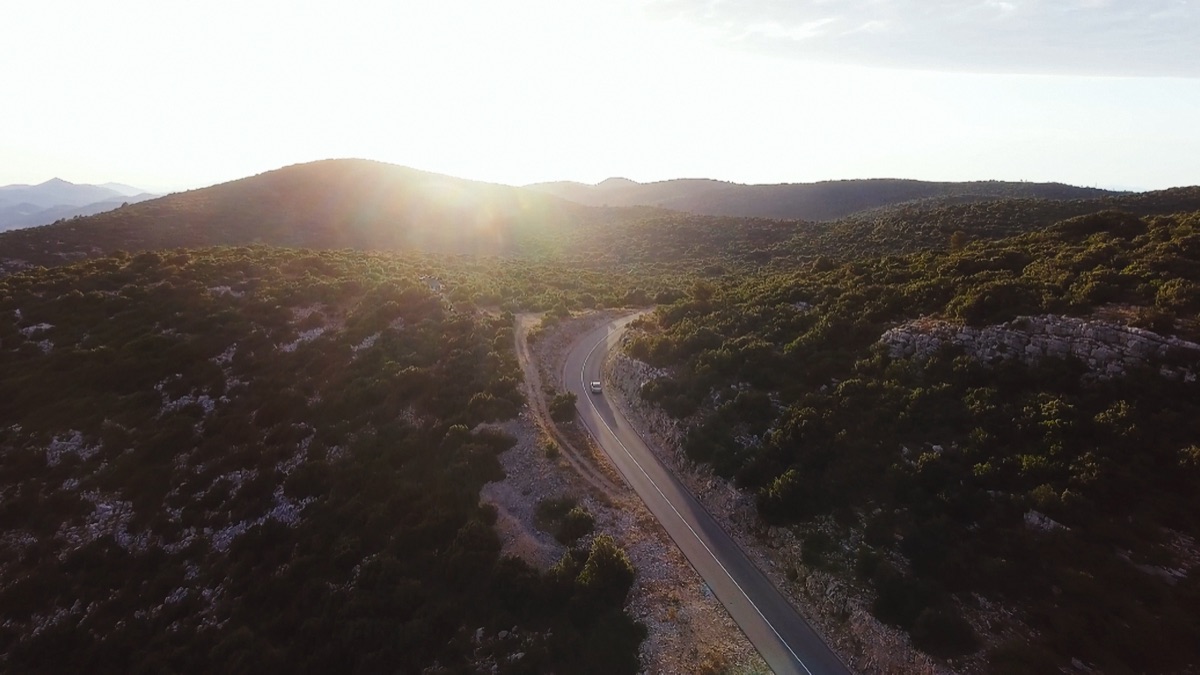 Vue aérienne cinématique d'un paysage naturel