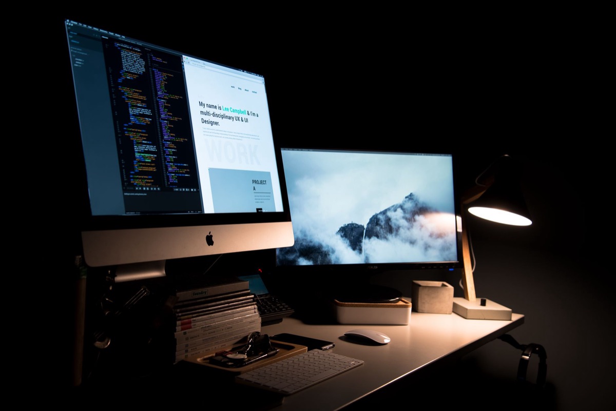 Postazione di lavoro digitale moderna per video editing