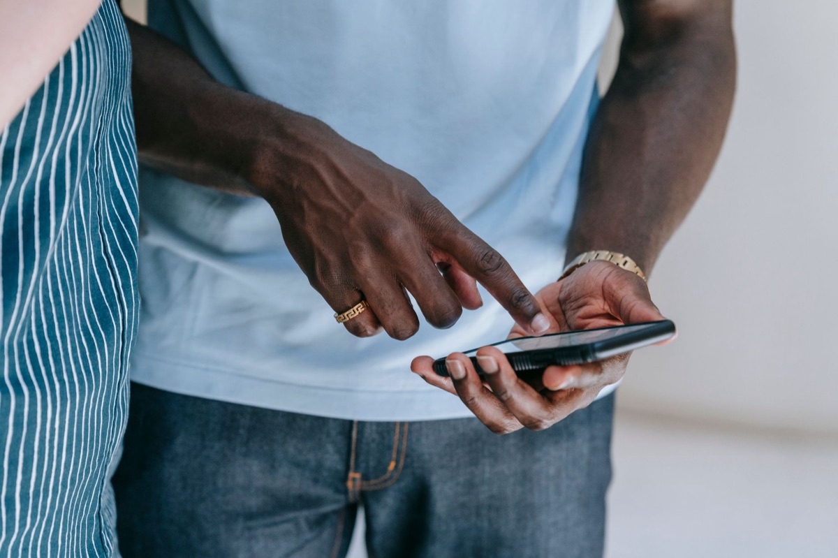 Smartphone waarop sociale media video's worden bekeken