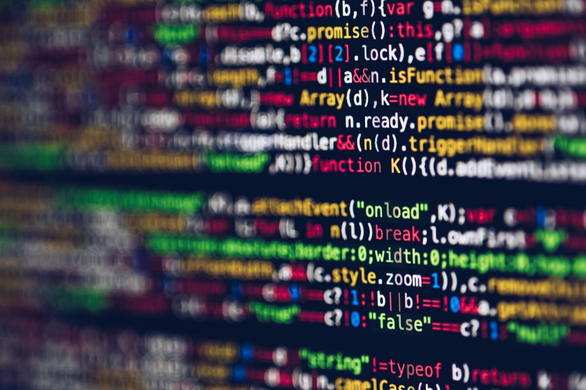 Lignes de code informatique affichées sur un écran de haute résolution.