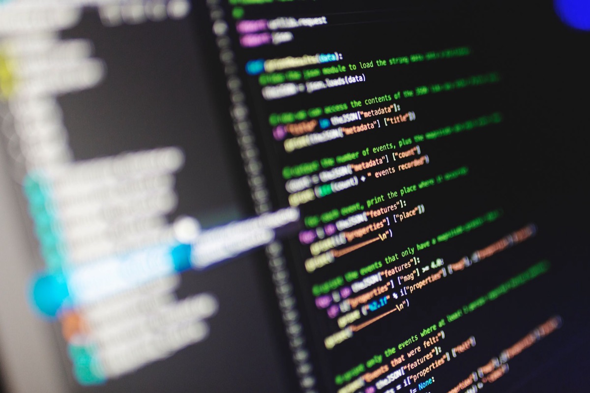 画面に表示された複雑なプログラミングコードのクローズアップ
