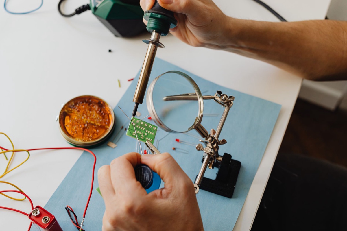 회로 기판 위의 오류를 찾는 돋보기