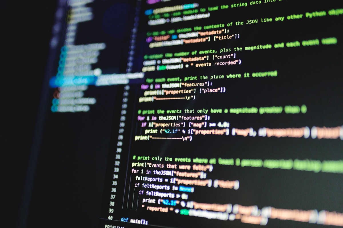 Computerscherm met complexe programmeercode en foutmeldingen