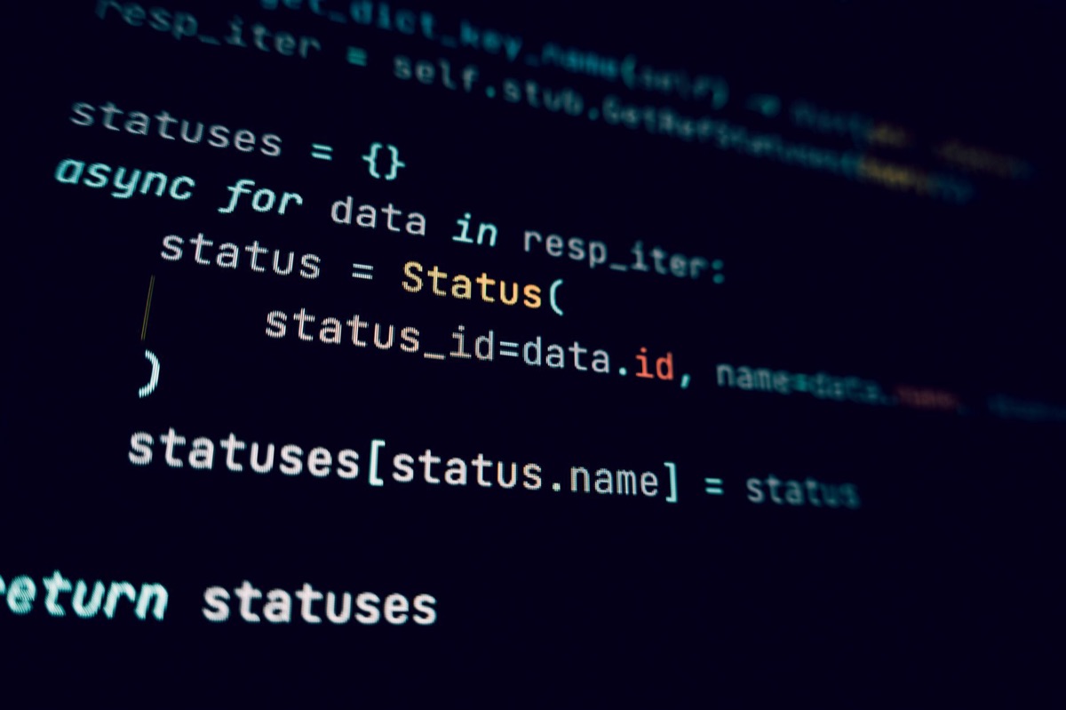 Linhas de código em uma tela de computador para depuração.