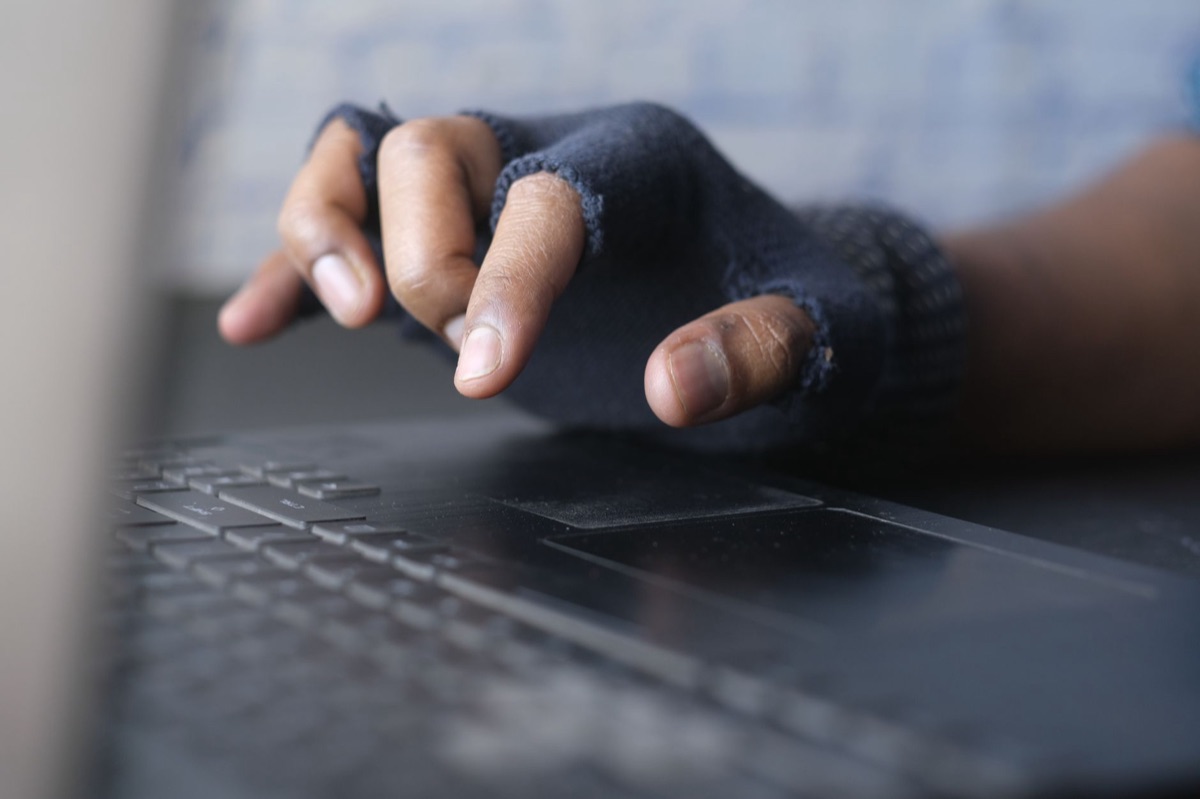 Mains tapant sur un clavier d'ordinateur portable