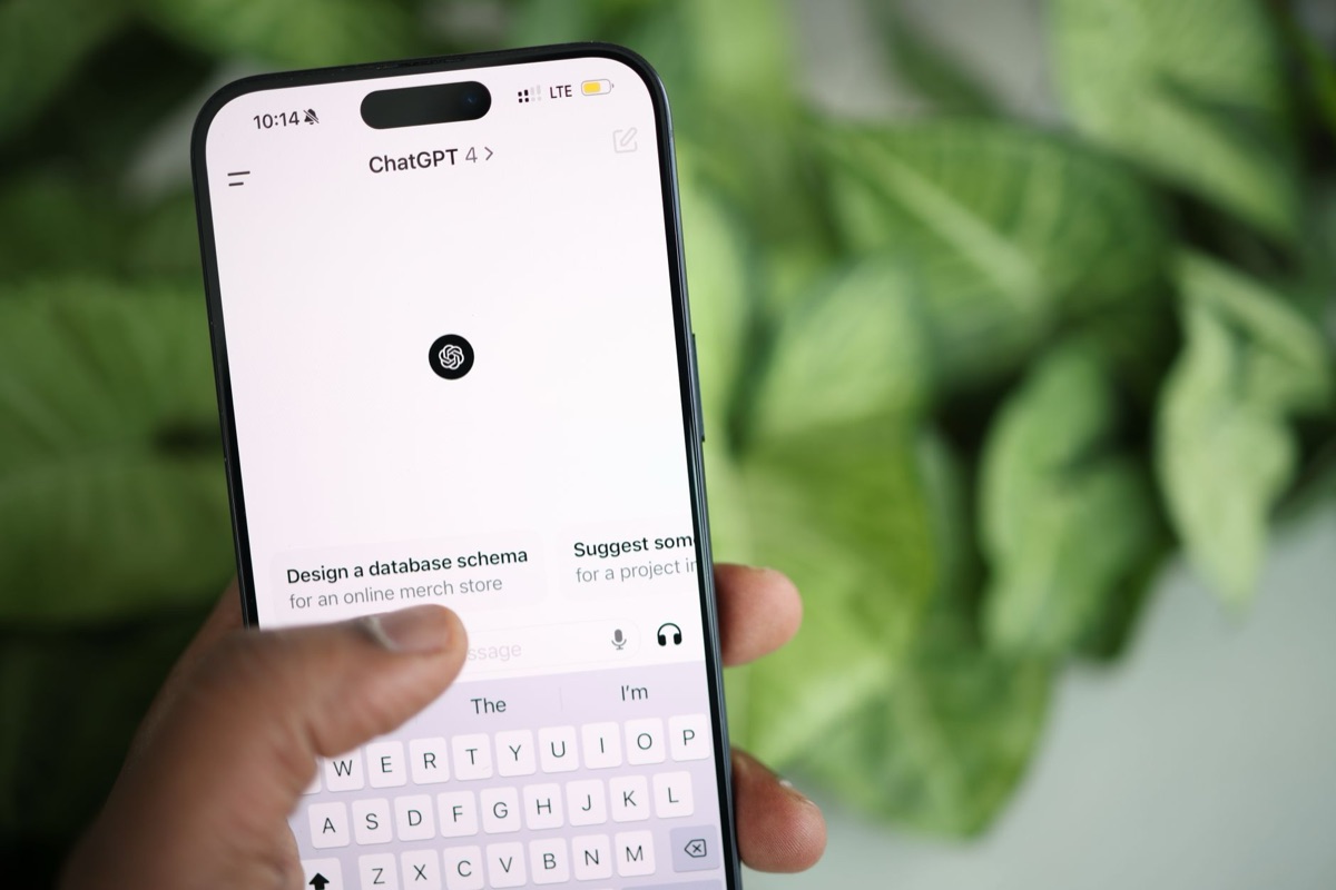 Persona che utilizza le funzioni di intelligenza artificiale su uno smartphone