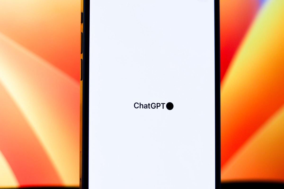 iPhoneでChatGPT機能を使用するユーザーの手の動き
