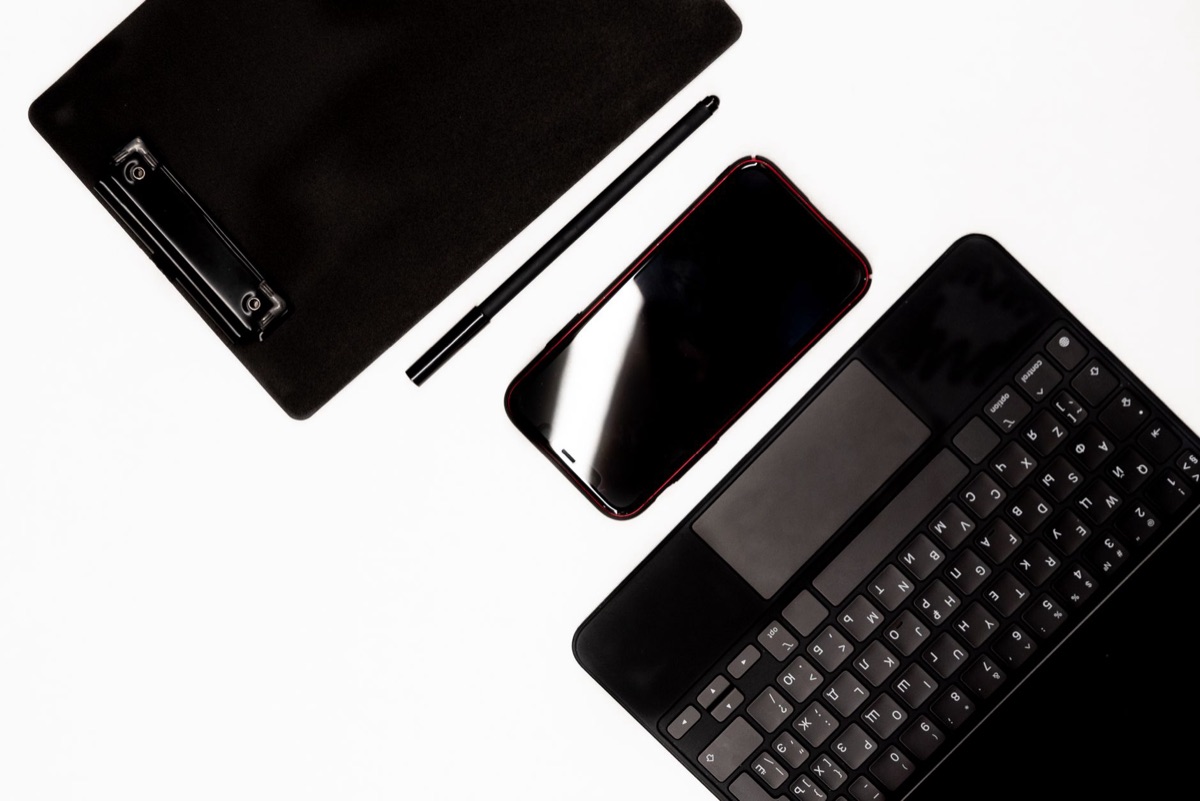 Minimalistische werkplek met een smartphone en stylus.