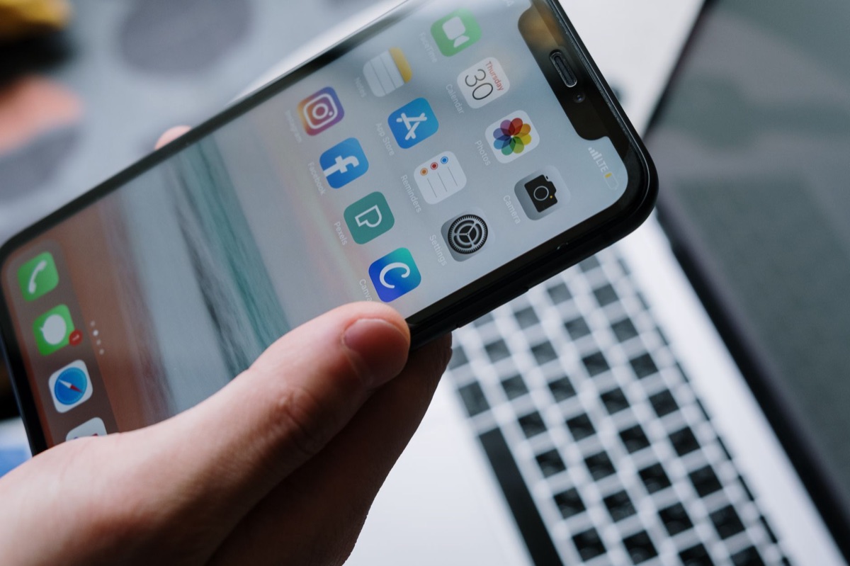 Pessoa interagindo com a interface de IA no iPhone