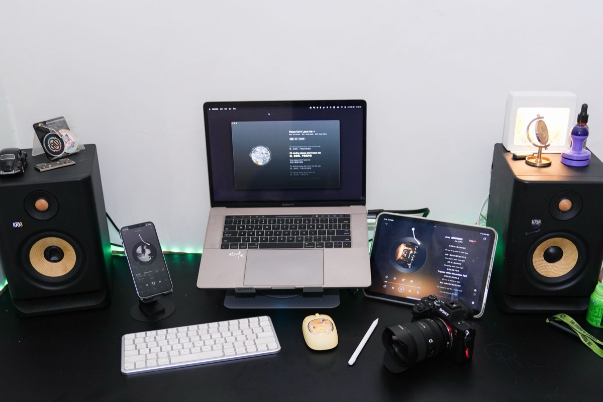 Ecossistema Apple com iPhone e MacBook em uma mesa minimalista