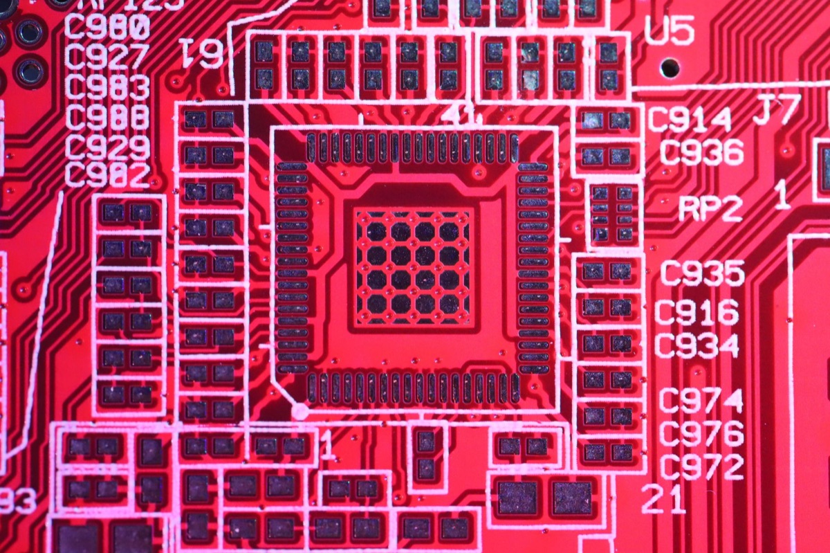 Placa de circuito impreso con componentes electrónicos detallados.