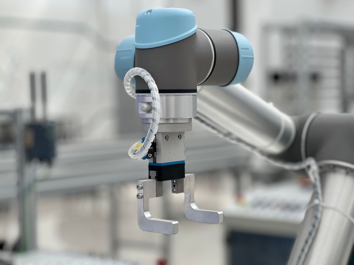 精密な組み立て作業を行うロボットアーム