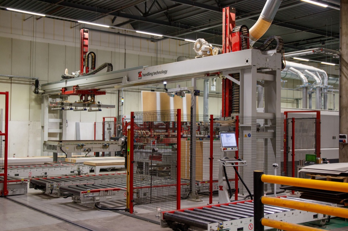 Een geavanceerde robotarm in een moderne fabriek die precisiewerk uitvoert.